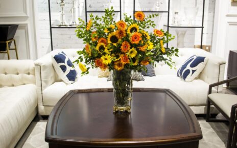 Trang trí hoa trong phòng khách mang đến vẻ đẹp làm nổi bật cả căn phòng
