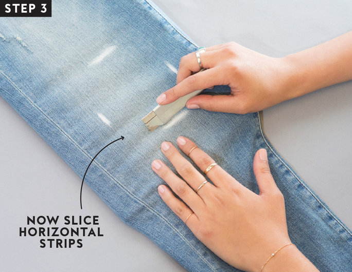 Bước 3:  Dùng dao rọc giấy để bắt đầu cắt ở vị trí mà bạn đã đánh dấu trước đó.