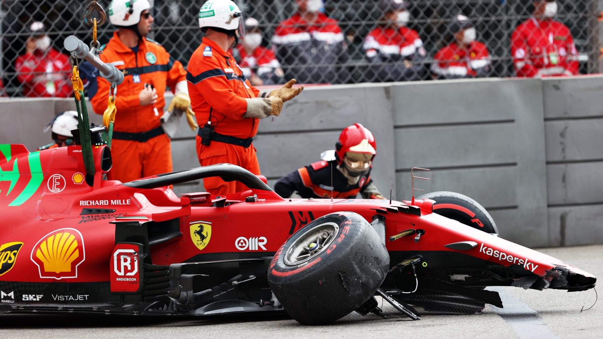Chiếc SF21 của Leclerc đội Ferrari đã gặp lỗi