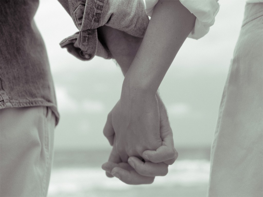 Một thói quen nhỏ nhưng lại có tác dụng tích cực cho mối quan hệ vợ chồng đó là luôn nắm tay nhau mỗi khi đi bộ.