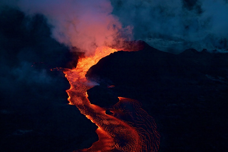 Ngắm nhìn dòng chảy dung nham ở công viên núi lửa tại Hawaii